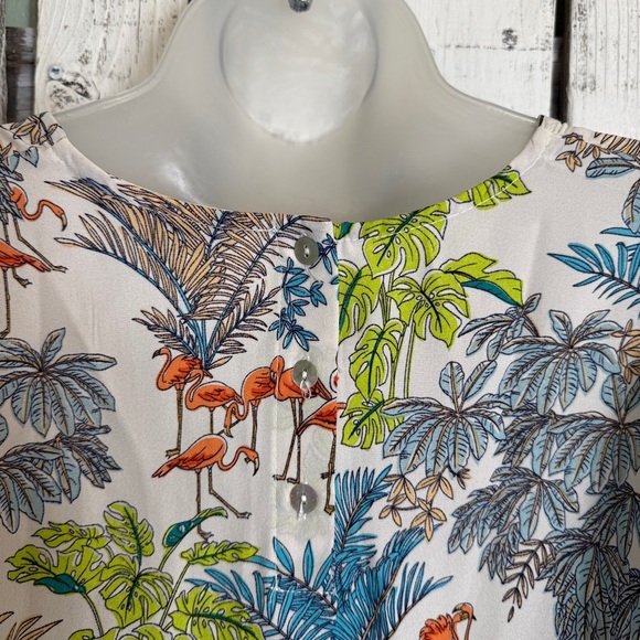 Signature Studio Flamingo Tropical Top Size Medium V-neck Whimsical Resort Wear - Picture 14 of 15